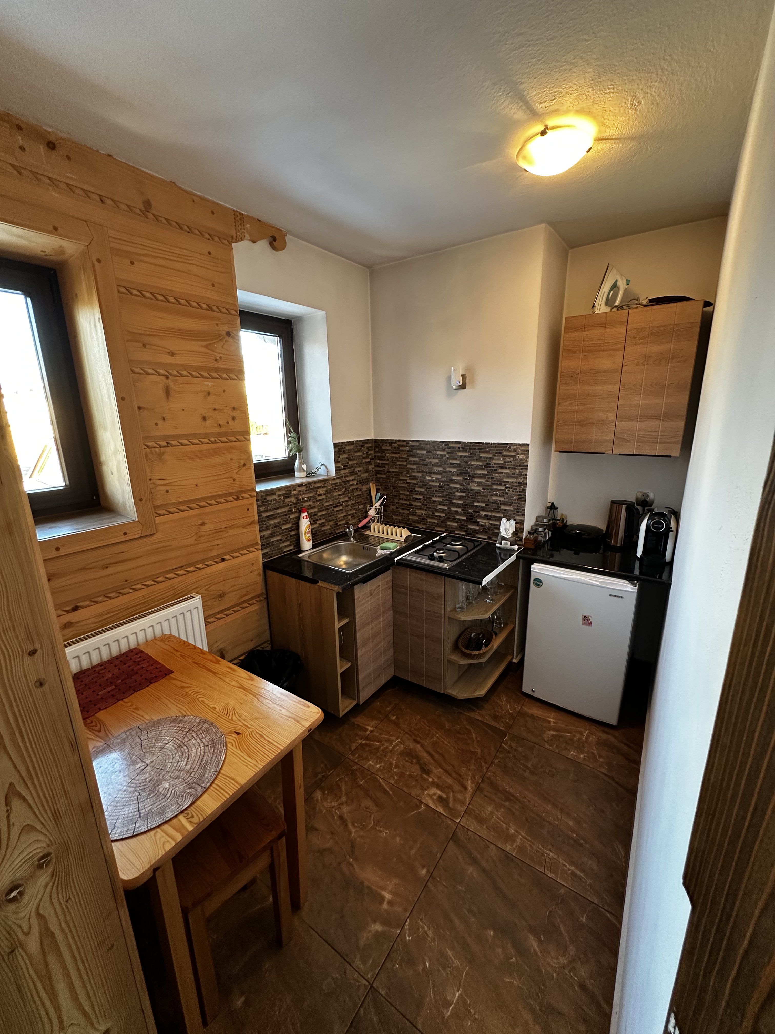 Prywatny aneks kuchenny pokoju nr 4 na korytarzu, tuż przy drzwiach