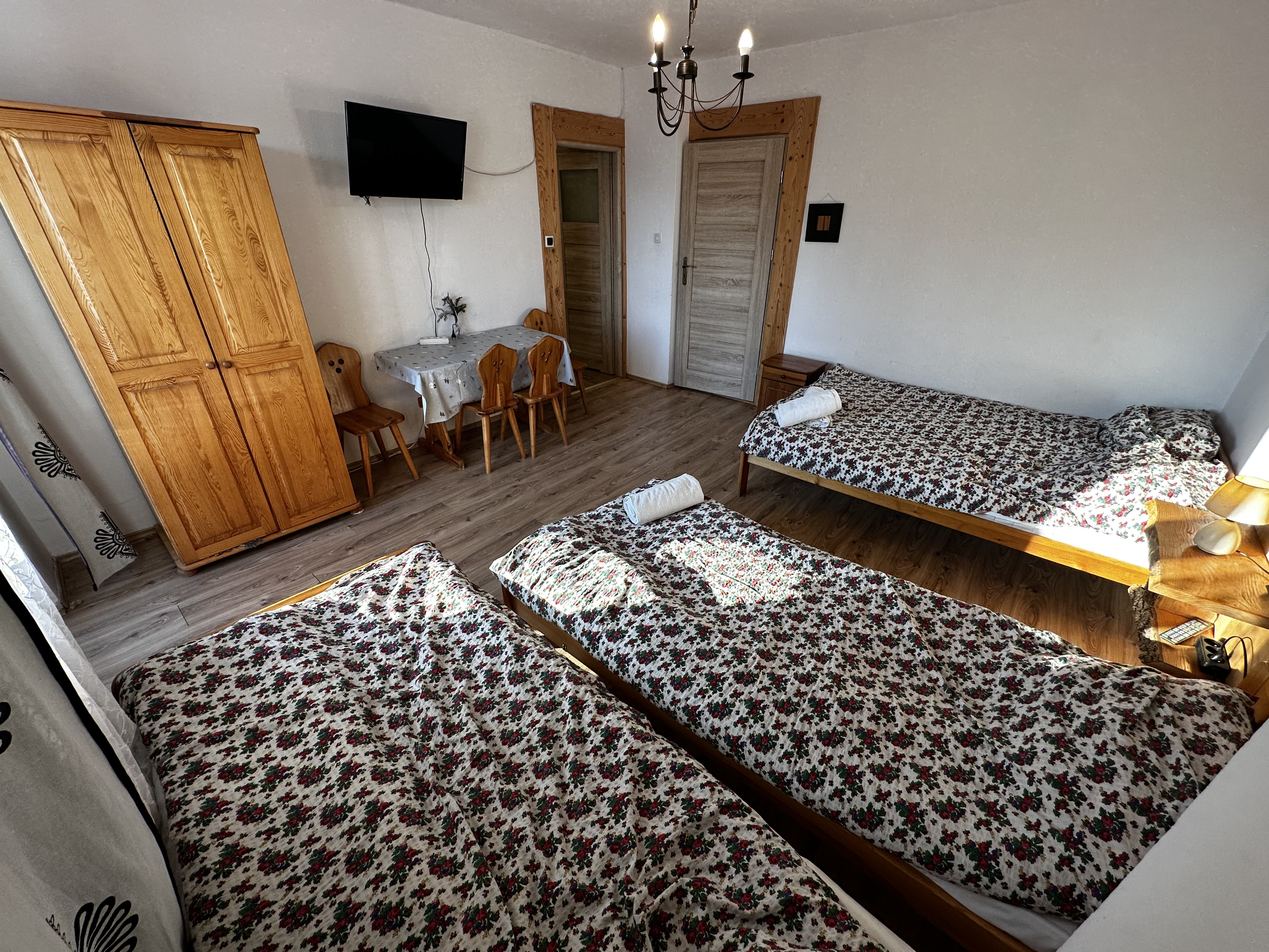 Pokój Pod Limbą nr 4 z drewnianymi wykończeniami, Czarna Góra koło Białki