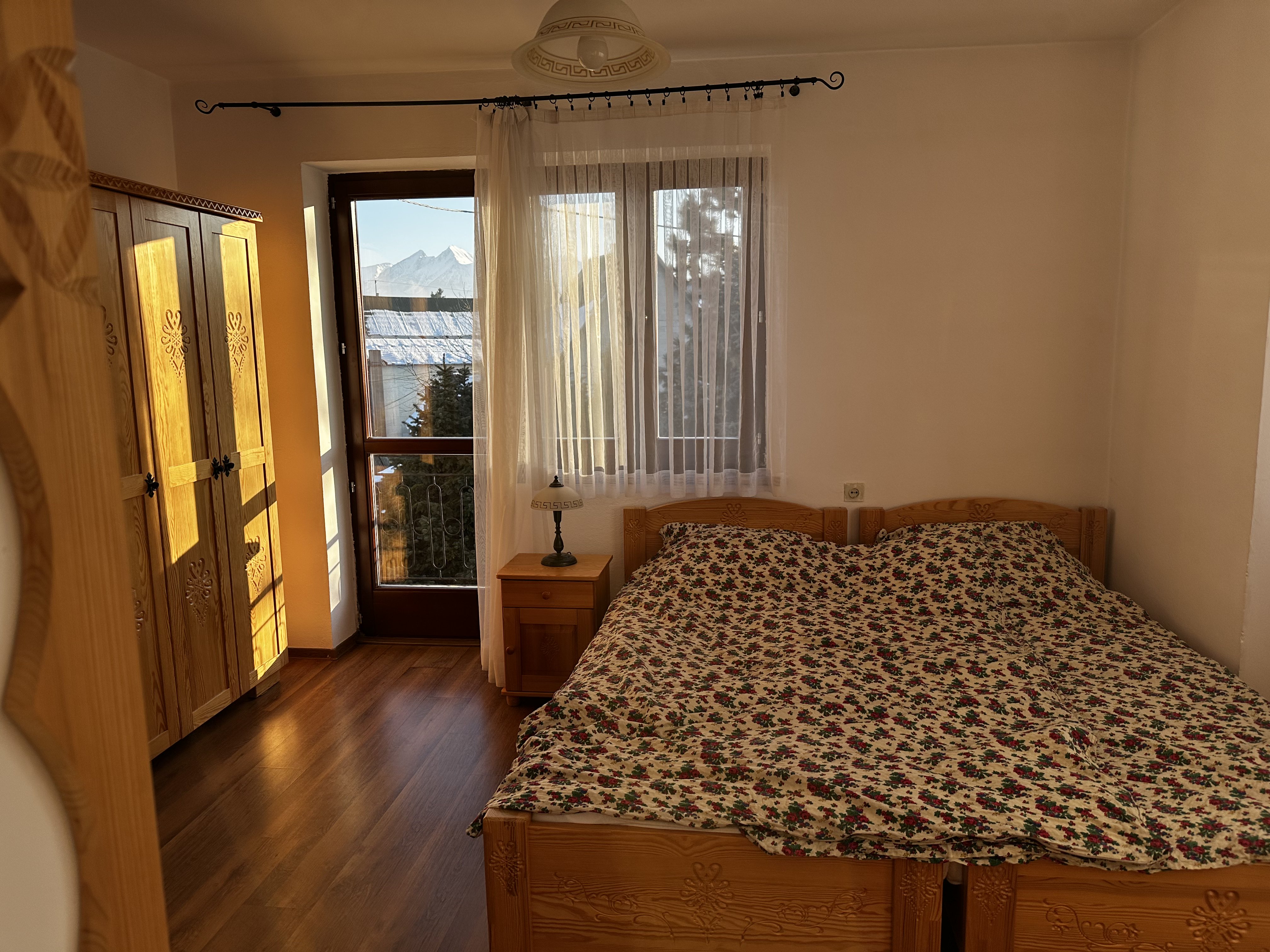 Łóżko z widokiem na Tatry w Apartamencie Rodzinnym nr 5