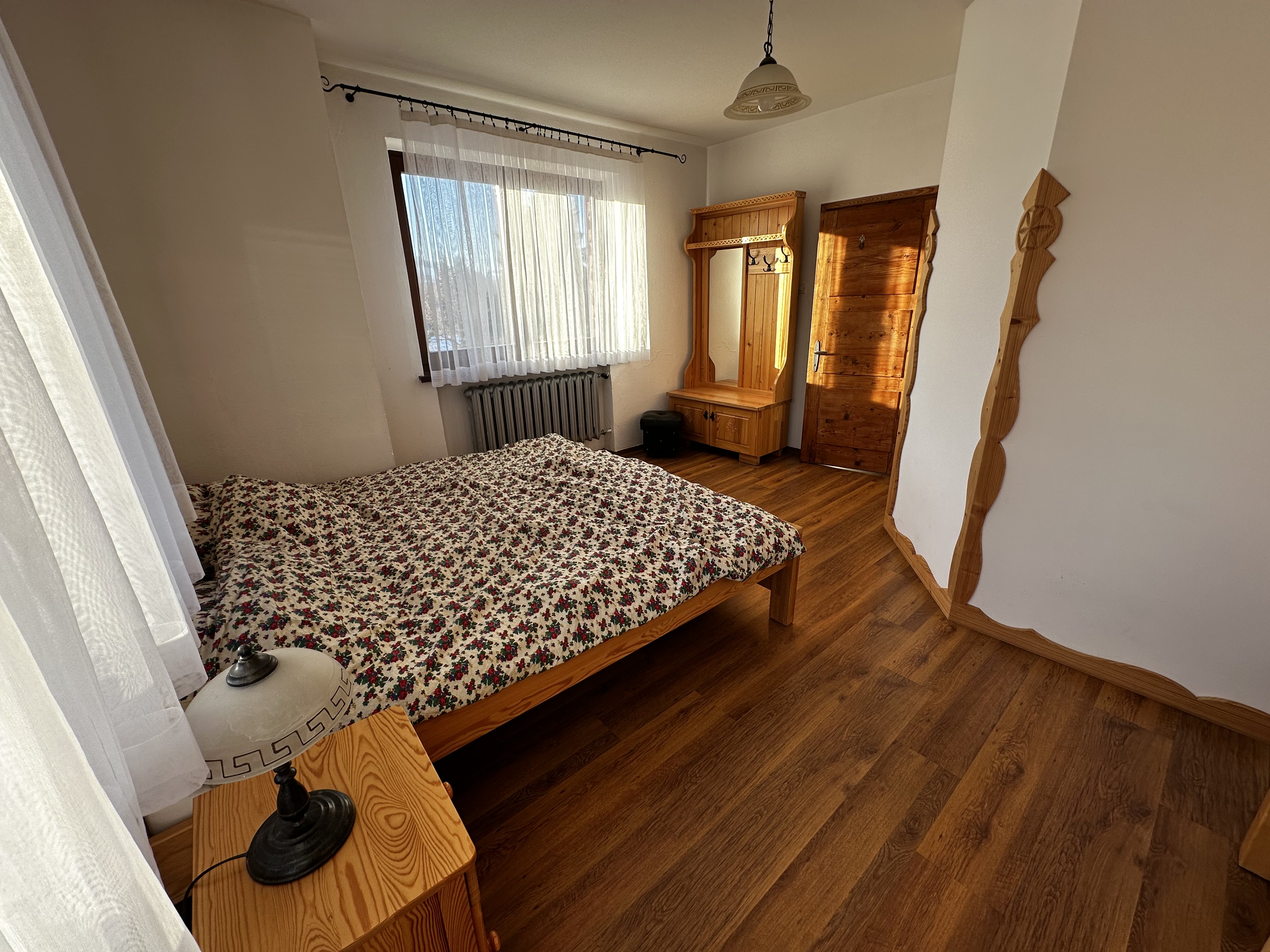 Drugi pokój apartamentu nr 5 z drewnianymi meblami, Pokoje u Petra