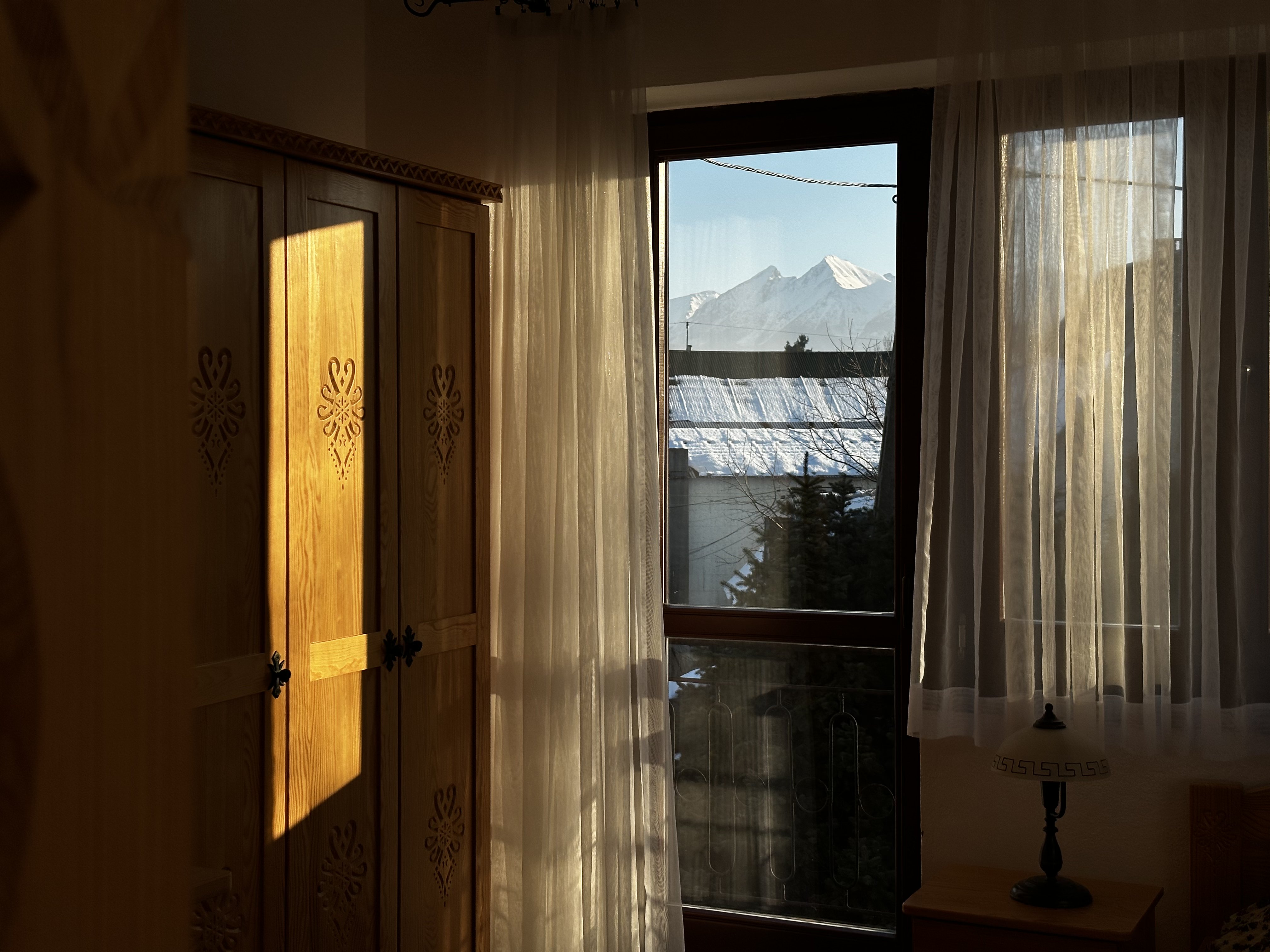Widok na ośnieżone Tatry z okna Apartamentu Rodzinnego nr 5