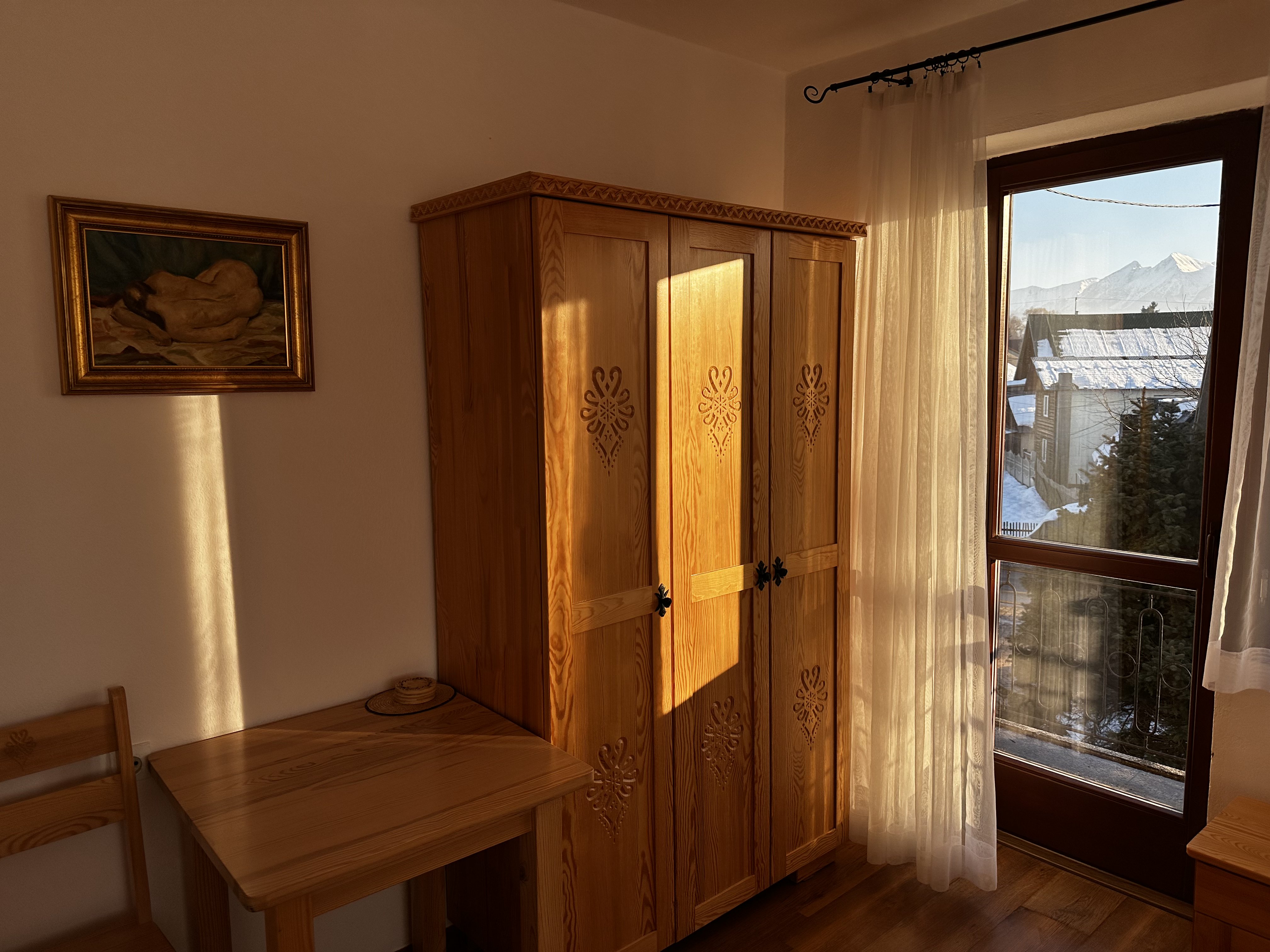 Tatry za oknem apartamentu nr 5 – pokoje z widokiem na Tatry między Białką a Bukowiną