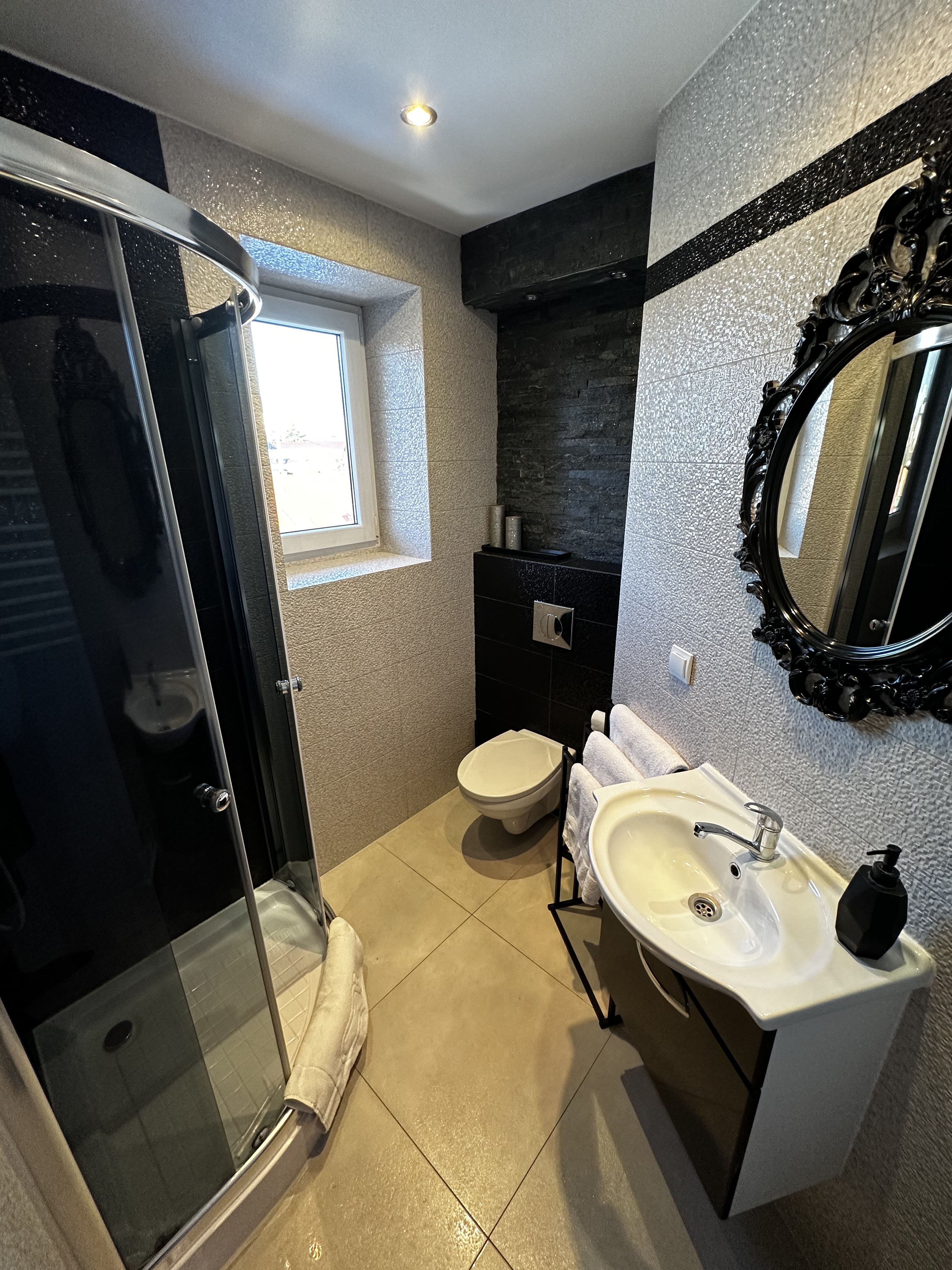 Prywatna łazienka Apartamentu Rodzinnego nr 5, Pokoje u Petra